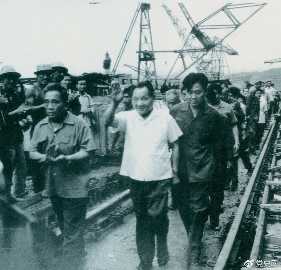 1980年7月12日，鄧小平到葛洲壩水利樞紐工程視察。