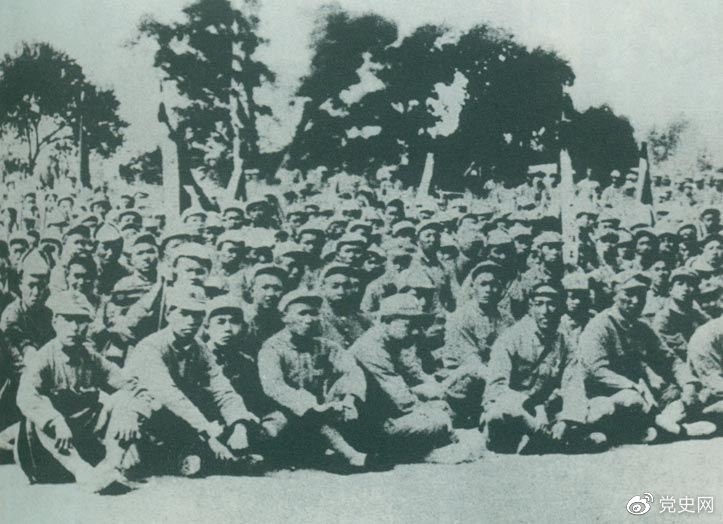 盧溝橋事變后的第11天，1937年7月18日，延安召開(kāi)群眾大會(huì)，毛澤東發(fā)表演說(shuō)。據(jù)當(dāng)時(shí)報(bào)載：“演詞激昂，聽(tīng)眾均摩拳擦掌，熱血沸騰，愿赴抗日戰(zhàn)場(chǎng)，與日寇決一死戰(zhàn)?！?/></p><p>盧溝橋事變后的第11天，1937年7月18日，延安召開(kāi)群眾大會(huì)，毛澤東發(fā)表演說(shuō)。據(jù)當(dāng)時(shí)報(bào)載：“演詞激昂，聽(tīng)眾均摩拳擦掌，熱血沸騰，愿赴抗日戰(zhàn)場(chǎng)，與日寇決一死戰(zhàn)。”</p><p><br/></p><p>轉(zhuǎn)載：共產(chǎn)黨員網(wǎng)</p>
							
							</div><!-- article-con -->






		<div   id=