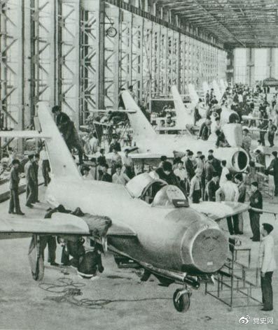 1956年7月19日，國產(chǎn)第一架噴氣式戰(zhàn)斗機(jī)在沈陽首次試飛成功，標(biāo)志著中國具備了獨(dú)立研制空軍武器裝備的能力。圖為國產(chǎn)第一批噴氣式飛機(jī)即將出廠。