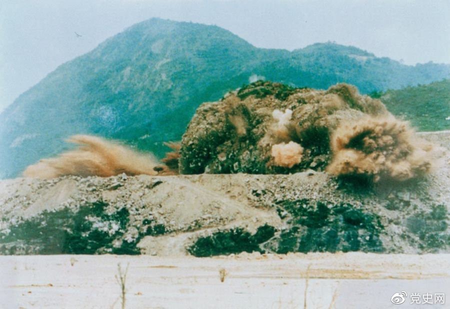 1979年7月20日，深圳蛇口工業(yè)區(qū)的建設(shè)者點(diǎn)燃開山炮時(shí)的場面。