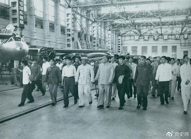 1964年7月31日，朱德視察哈爾濱飛機(jī)制造廠。