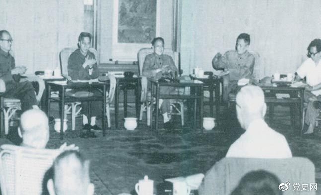 1977年8月4日—8日，鄧小平主持召開(kāi)科學(xué)和教育工作座談會(huì)。