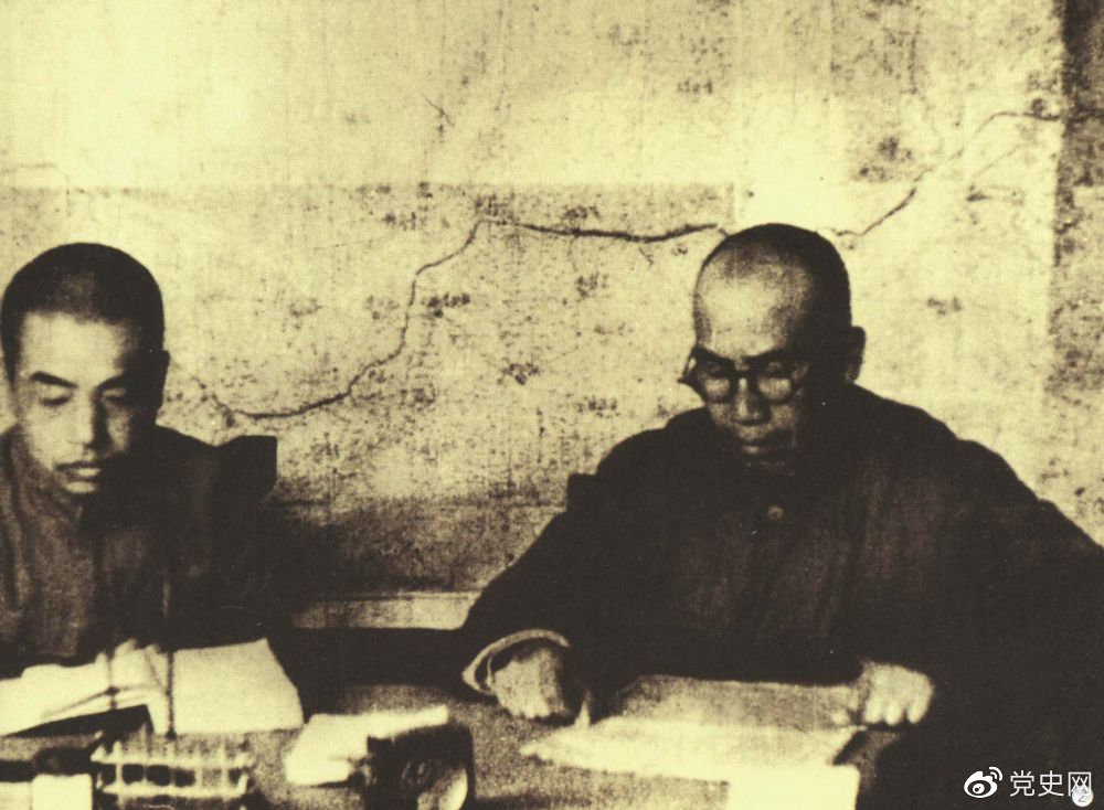 1945年8月，彭德懷任中央軍委副主席兼總參謀長，協(xié)助毛澤東、朱德指揮對日軍的大反攻。圖為朱德和彭德懷在延安。