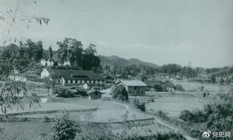 1934年8月，任弼時等率紅六軍團9700余人，從橫石和新江口出發(fā)，開始西征。圖為江西遂川縣橫石。