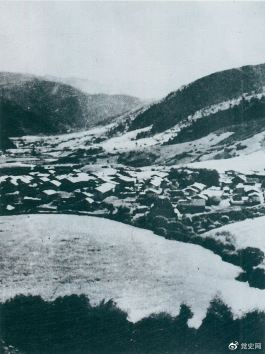 1935年8月20日，中共中央政治局在毛兒蓋召開會(huì)議，作出了《關(guān)于目前戰(zhàn)略方針之補(bǔ)充決定》，再次重申兩河口會(huì)議關(guān)于北上的戰(zhàn)略方針。圖為毛兒蓋。