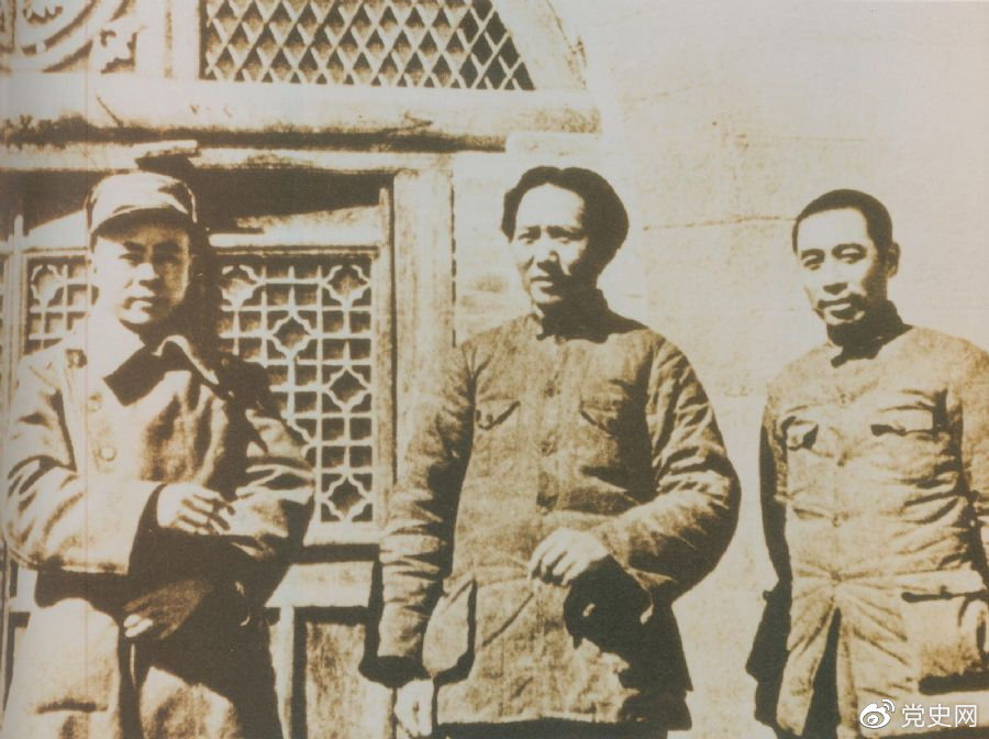 洛川會(huì)議上組成了新的中共中央革命軍事委員會(huì)，毛澤東為書記（亦稱主席）。這是毛澤東、周恩來(lái)和任弼時(shí)的合影。