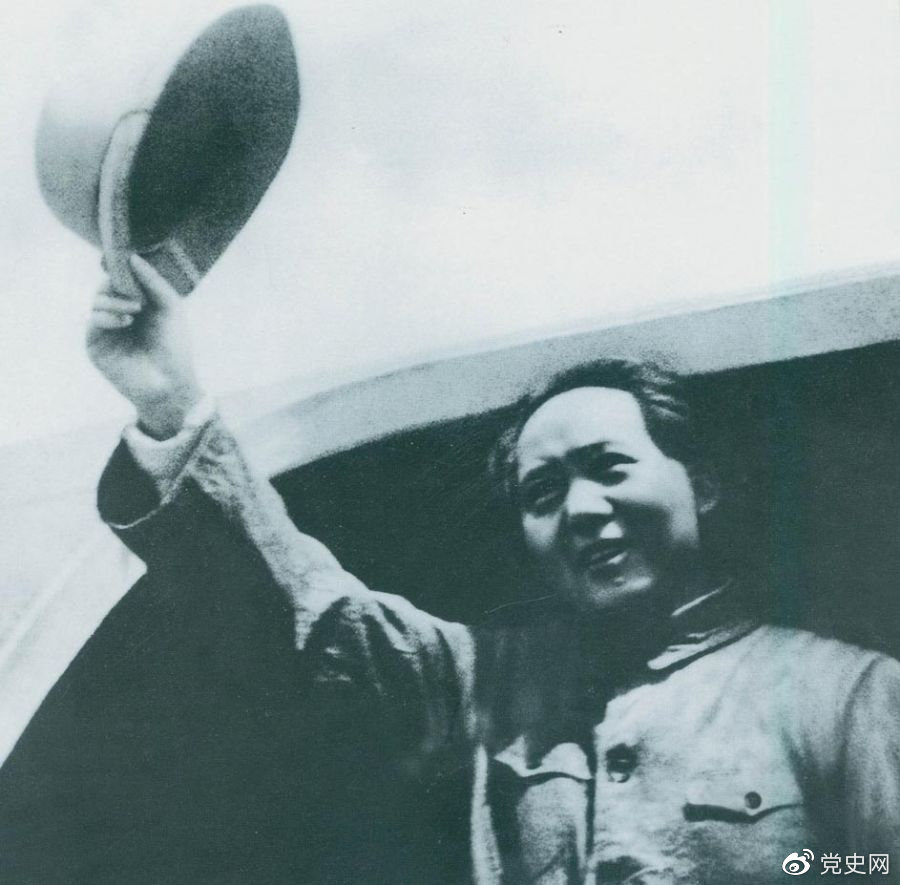 1945年8月28日，毛澤東飛赴重慶時，向前來歡送的延安軍民揮手告別。