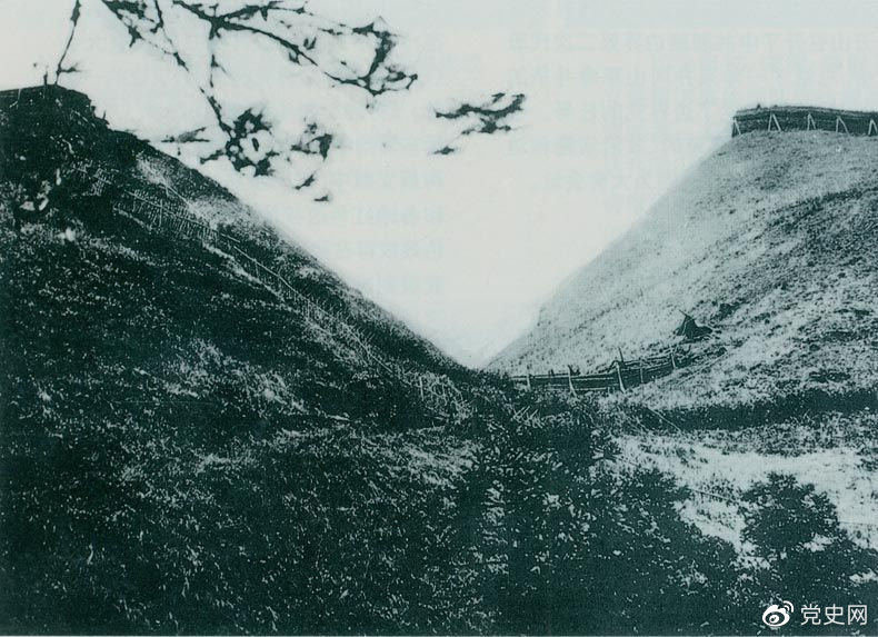 井岡山黃洋界哨口。1928年8月30日，紅軍以不足一個(gè)營(yíng)的兵力，在這里擊退湘贛敵軍的進(jìn)攻，取得黃洋界保衛(wèi)戰(zhàn)的勝利。至11月，紅軍又打破了兩省敵軍對(duì)井岡山根據(jù)地的第二次“會(huì)剿”。