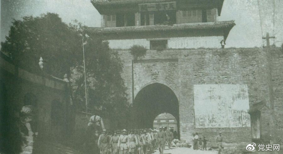 1945年8月下旬，八路軍解放山海關(guān)。