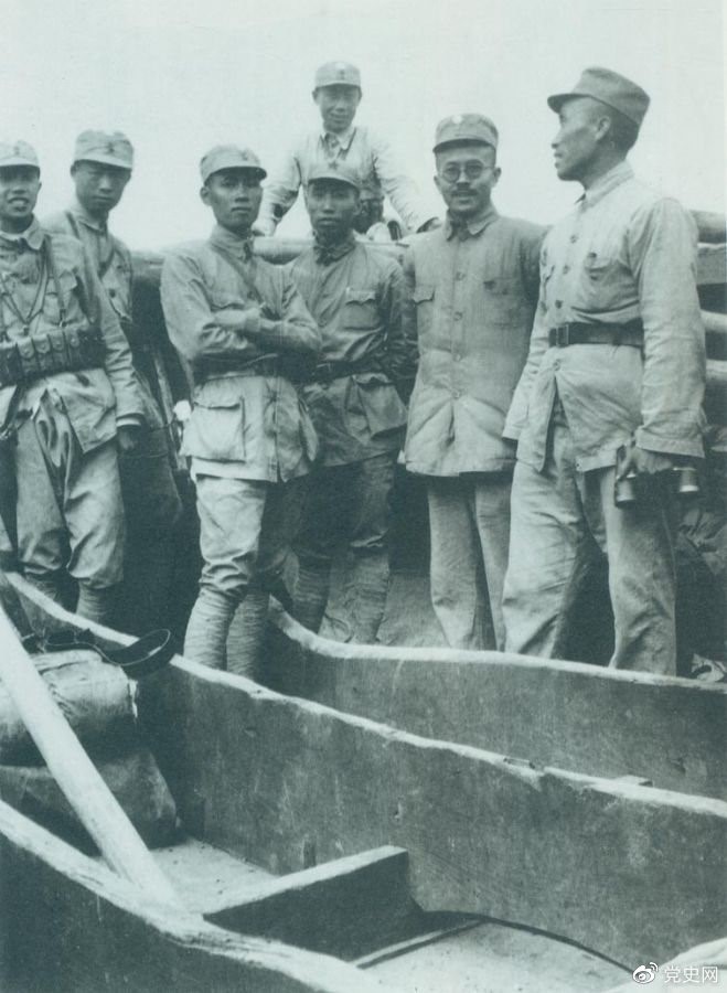 1937年9月，八路軍部分領導人率部東渡黃河，開赴抗日前線。圖為渡船上的八路軍領導人，前排右起：朱德、任弼時、左權。