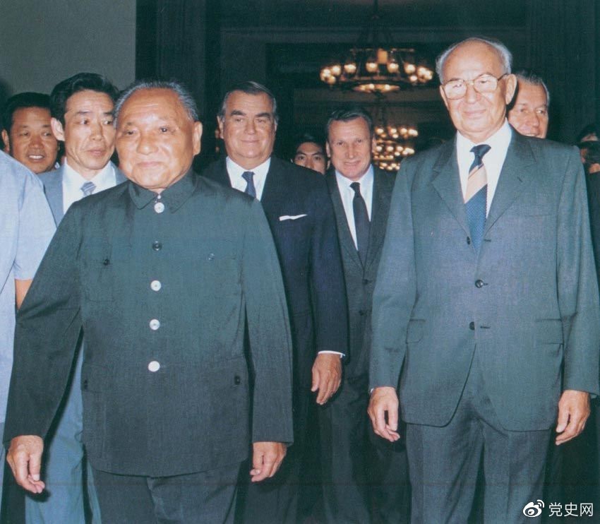 1988年9月5日，鄧小平在會(huì)見捷克斯洛伐克總統(tǒng)胡薩克時(shí)提出科學(xué)技術(shù)是第一生產(chǎn)力。